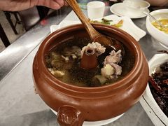 云南汽锅鸡-蔼若春.传承三十年云南菜(金碧公园店)