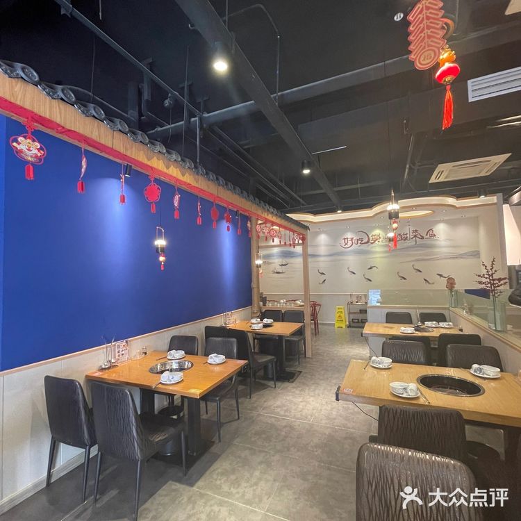 他们家的酸菜鱼火锅很正宗，微微麻辣，巴适得很