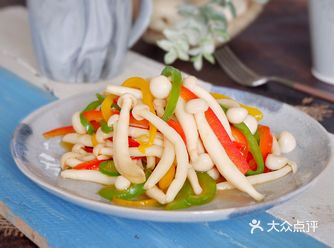 白玉菇营养丰富，含有大量多糖和各种维生素，经常实用会
