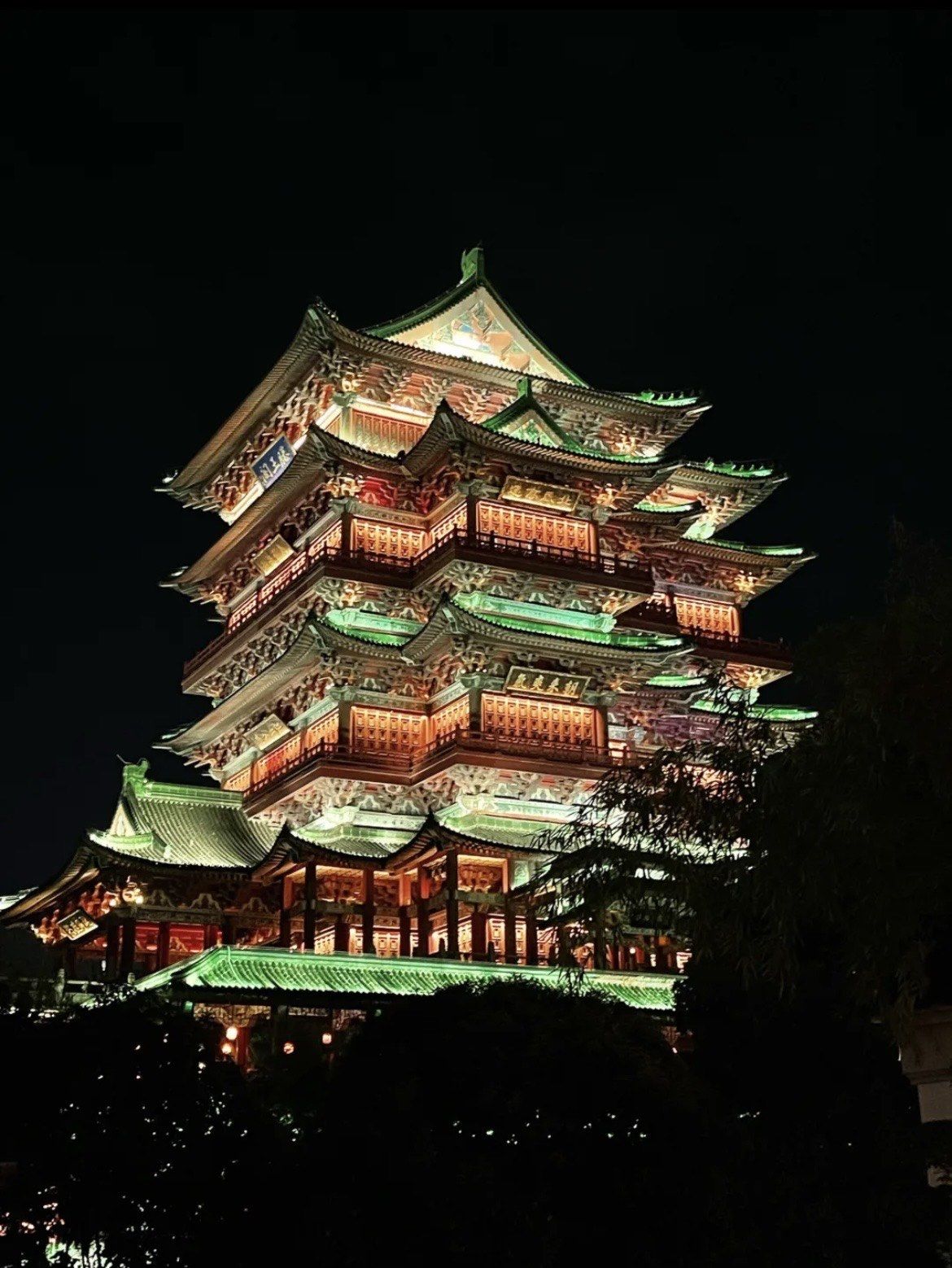 晚上的滕王阁,夜景格外的美,灯光做得很漂