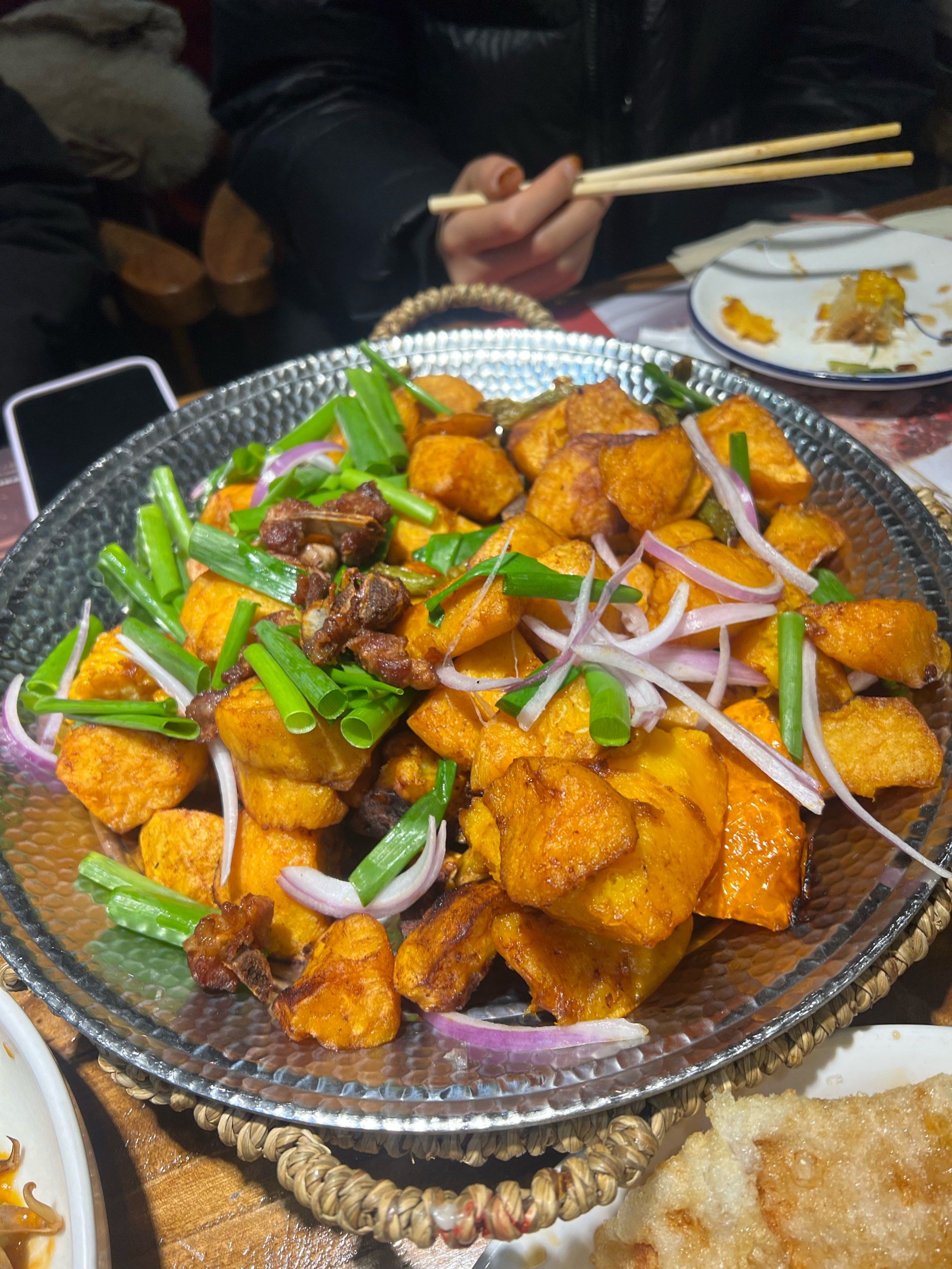 金饭碗嘎巴锅 六十块钱都是地瓜 问服务员