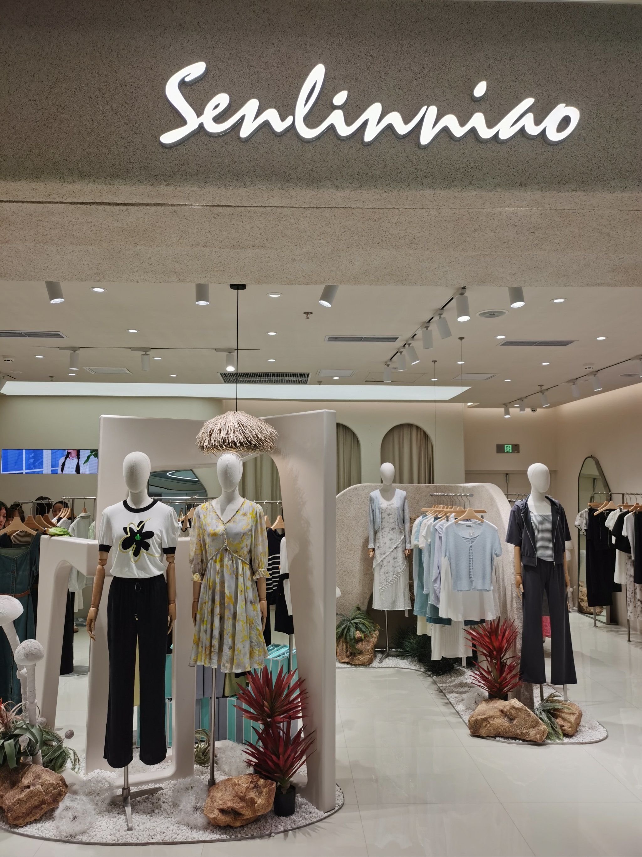 西北旺万象汇新店开业,很多店铺都有开业活动,森林鸟女装到店参与活动