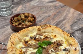 Black Berkshire Pork Cream Pizza