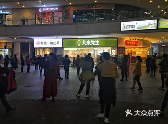 在中国,广场舞非常就行,中国大妈已经把它带到国外了