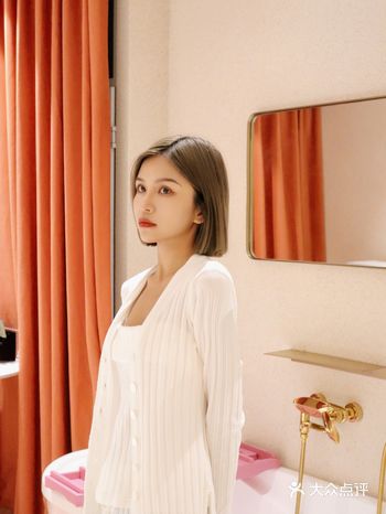 美美化了个妆和姐妹一起在楼下喝咖啡拍照