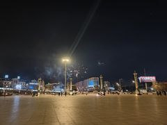 -蟠龙山体育场-西北门地上停车场