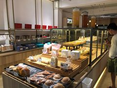面包甜点陈列柜-顶东面包花园·生日蛋糕(世博店)