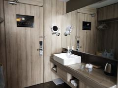 -西安大雁塔科技大学地铁站亚朵酒店