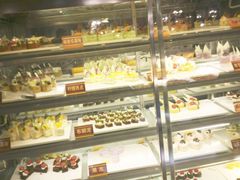 面包甜点陈列柜-鼎香缘海鲜自助火锅烤肉(锦辉购物广场店)