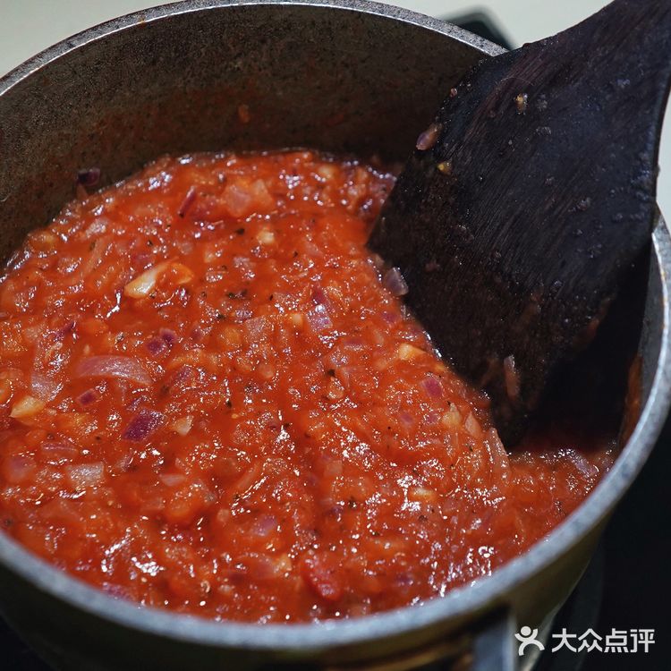 意式番茄酱： 番茄划十字开水里煮一下去皮，切碎备用