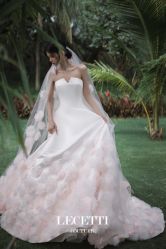 点击看大图 -Renee芮亦婚纱