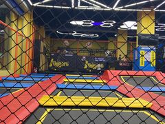 -爱蹦iBOON蹦床运动馆(江汉店)