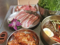 -围炉肉舍•炭烤活鳗•丹东海鲜烤肉(步行街店)