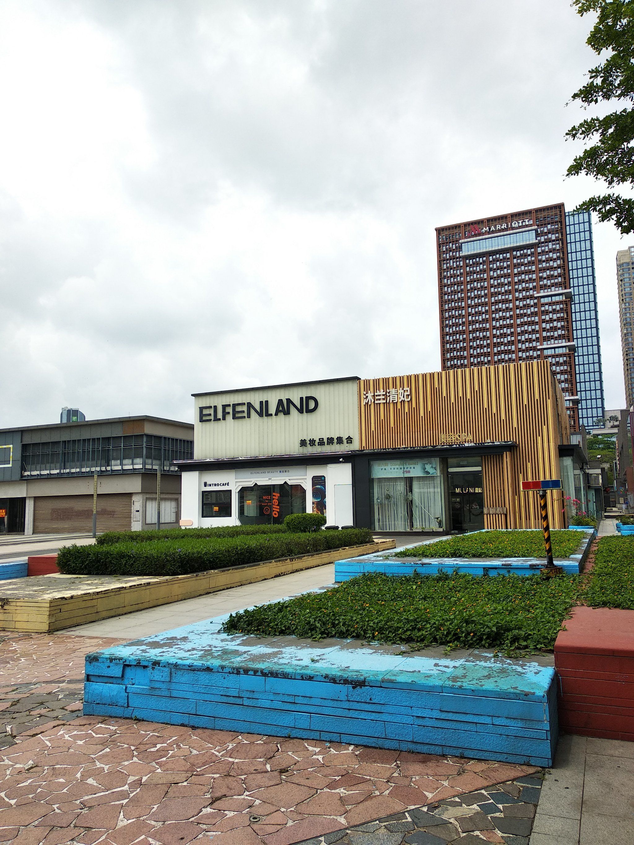 集美们,在吉大「九洲城(公交站)」附近,
发现一个儿童早教班,外面有