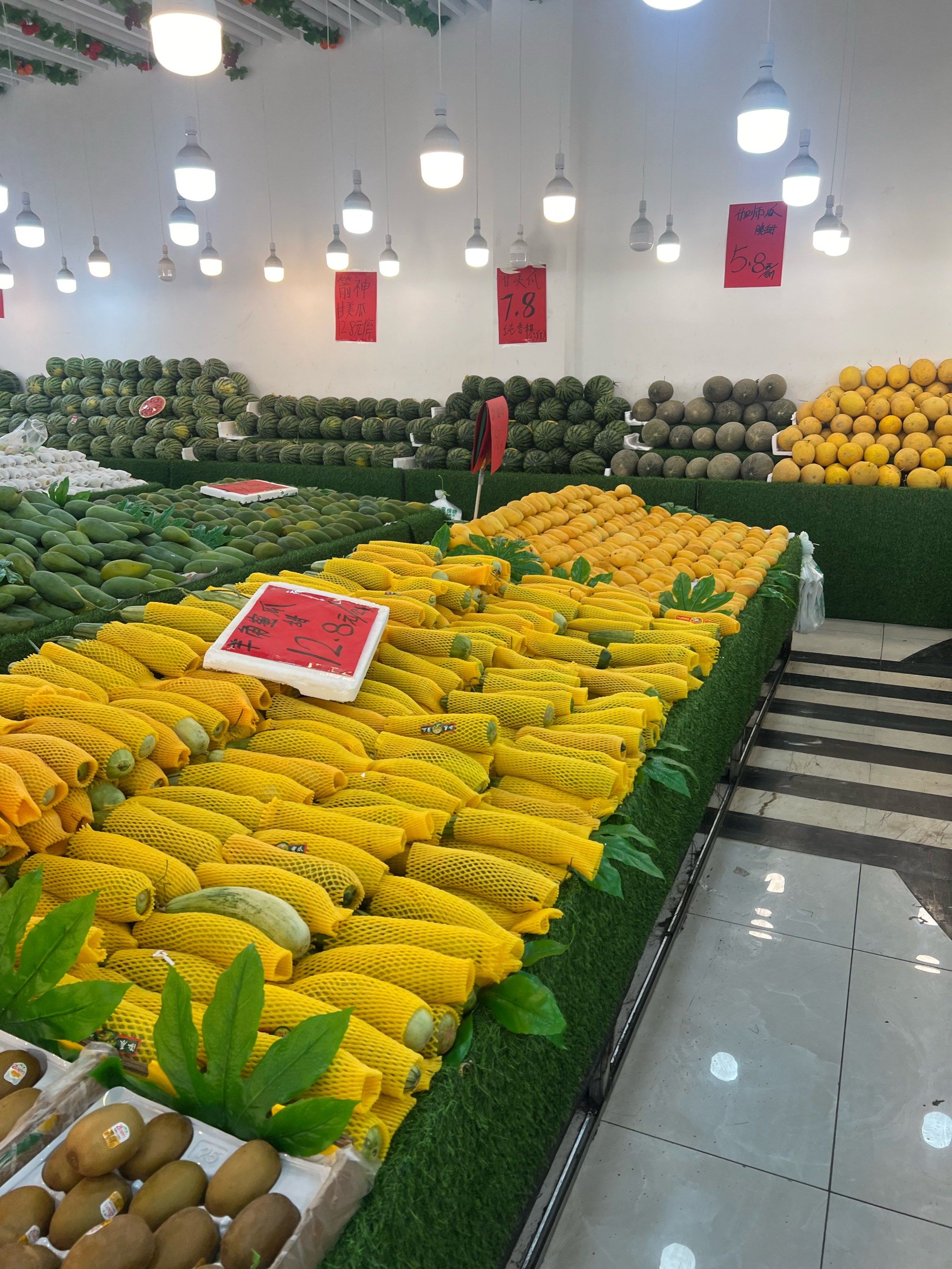 0元玩转这座城在昆明巨大巨大巨大的水果店太气派了