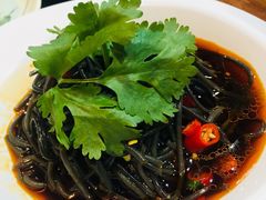 酸辣蕨根粉-三里屯土灶炖公鸡地锅鸡(江东店)