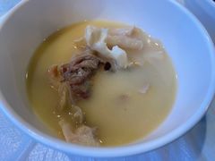 浓厚原只鸡煲花胶汤-鲜入围煮花胶鸡海鲜火锅