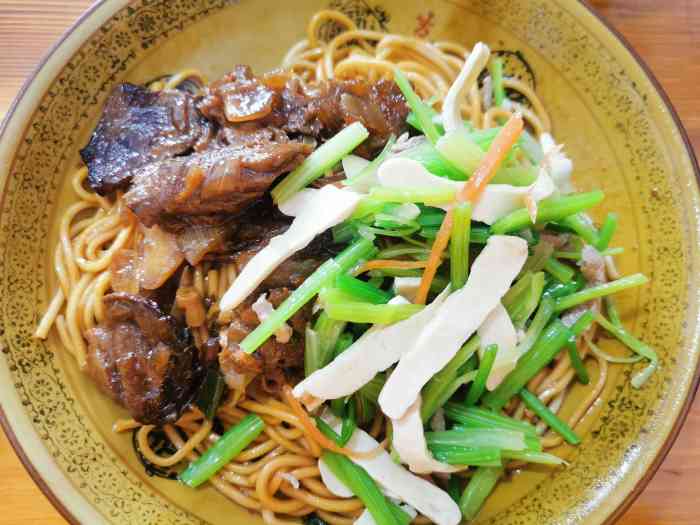 靠近车站旁边的一家捞面店里面地方不大但生意很好将近12点才去吃的