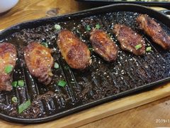 料理烤焦香翅中-老东镇啤酒屋海鲜加工·蒸汽海鲜·海鲜烧烤(台东店)