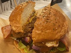 美式经典牛肉汉堡-shark burger·鲨鱼汉堡(交子大道店)