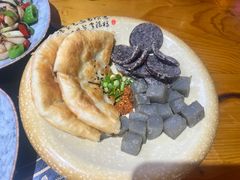 丽江粑粑米肠小吃四拼-民食香·腊排骨野生菌美食(木府店)