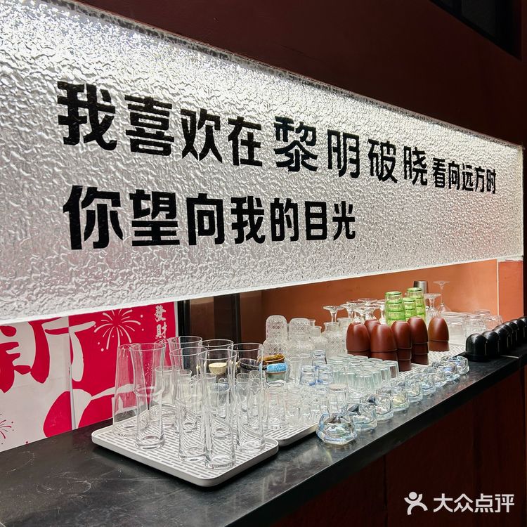 没出国 在郑州！平价餐厅里他真的坠有氛围‼️