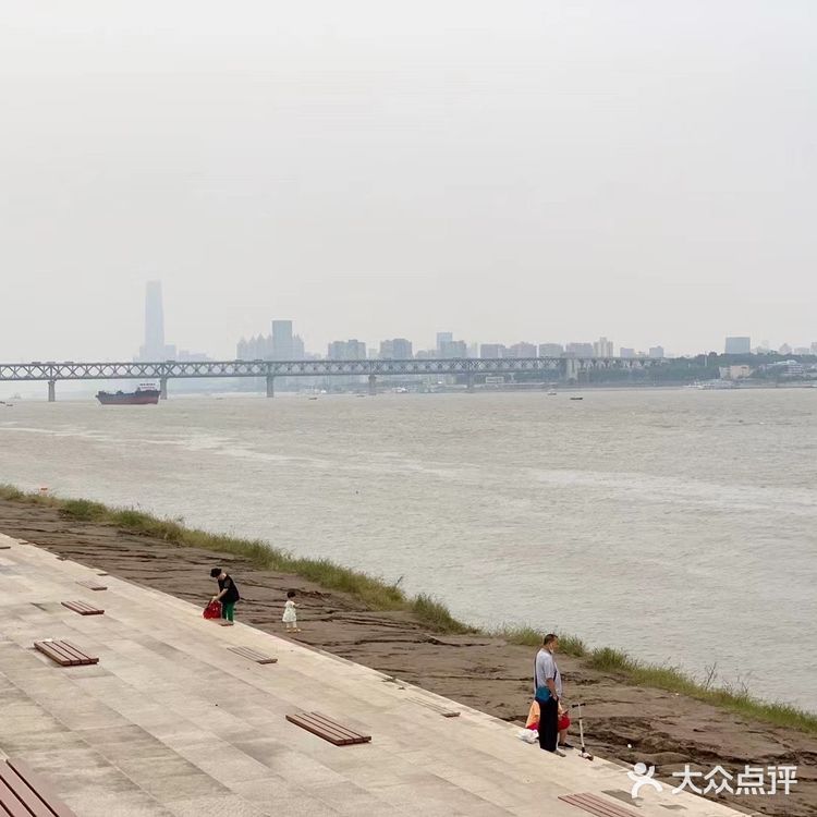 武汉市民休闲好去处，还有雄伟壮观的鹦鹉洲长江大桥