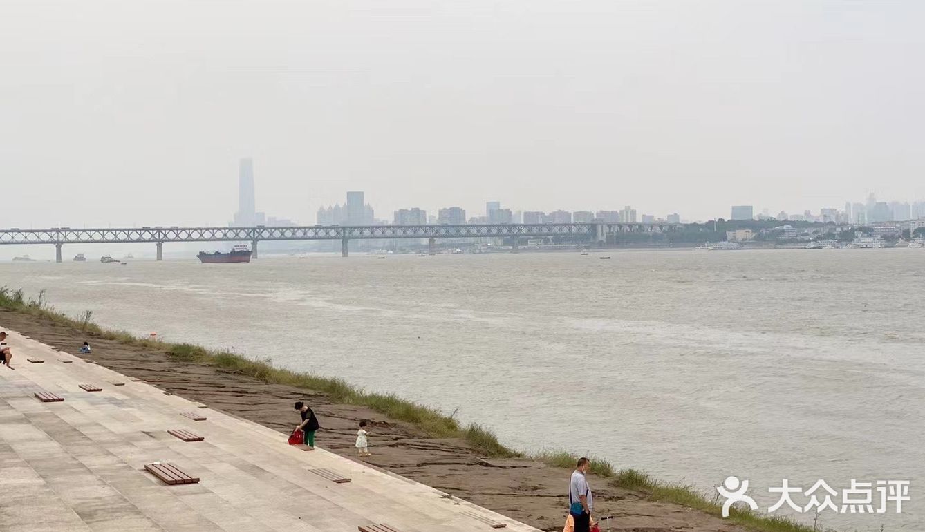 武汉市民休闲好去处，还有雄伟壮观的鹦鹉洲长江大桥