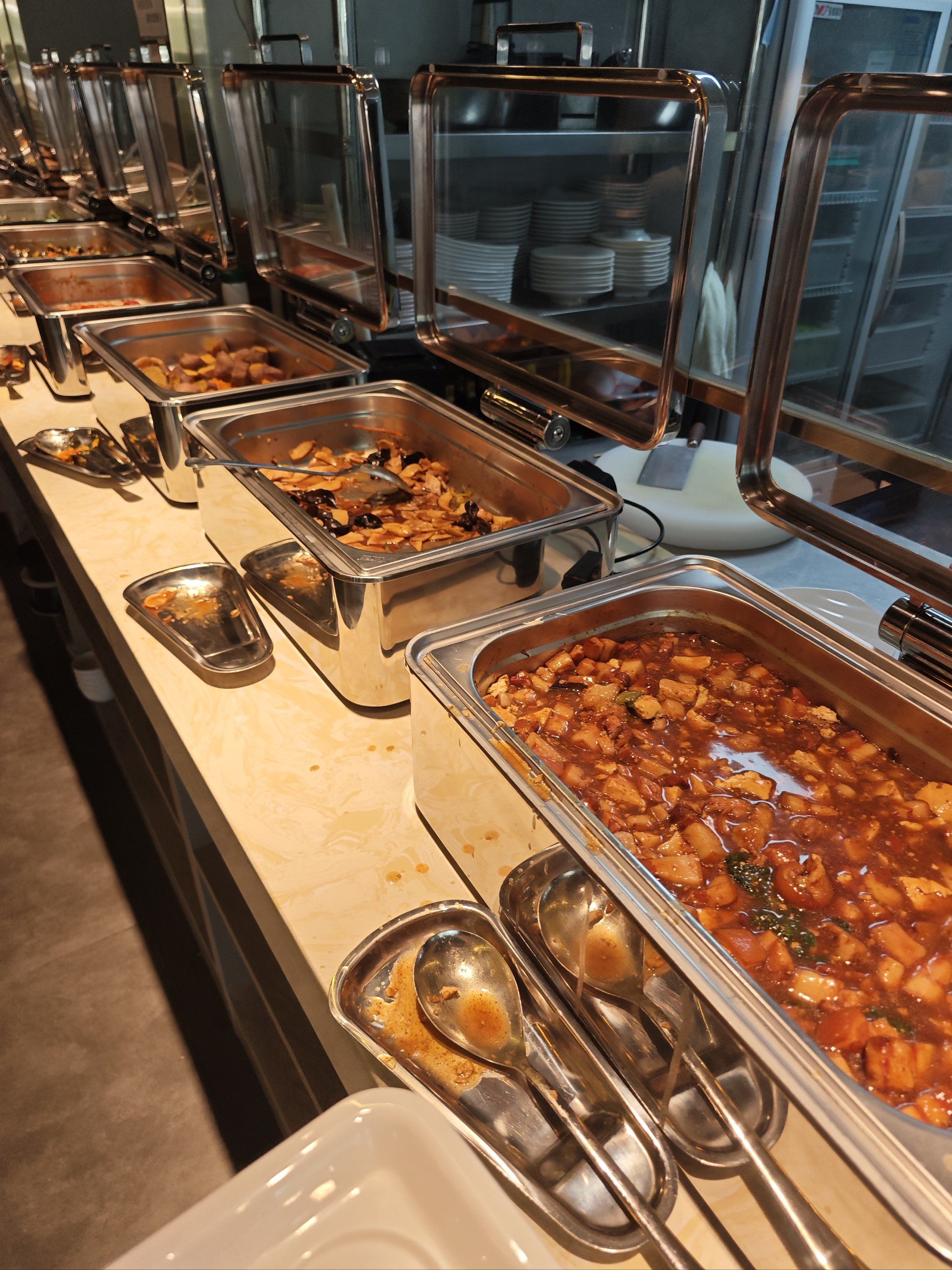 商圈旁边的25元午餐自助