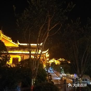 大大小小也有80多个温泉池可以泡，还有水疗馆