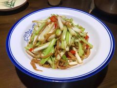 韭黄炒杏鲍菇-何氏排骨(左家塘店)