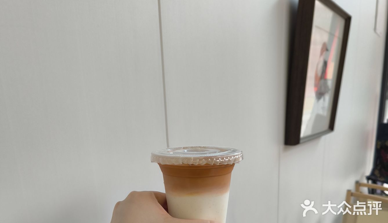 着实没料到小学侧门口的玻璃房子里是家咖啡店