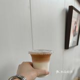 着实没料到小学侧门口的玻璃房子里是家咖啡店