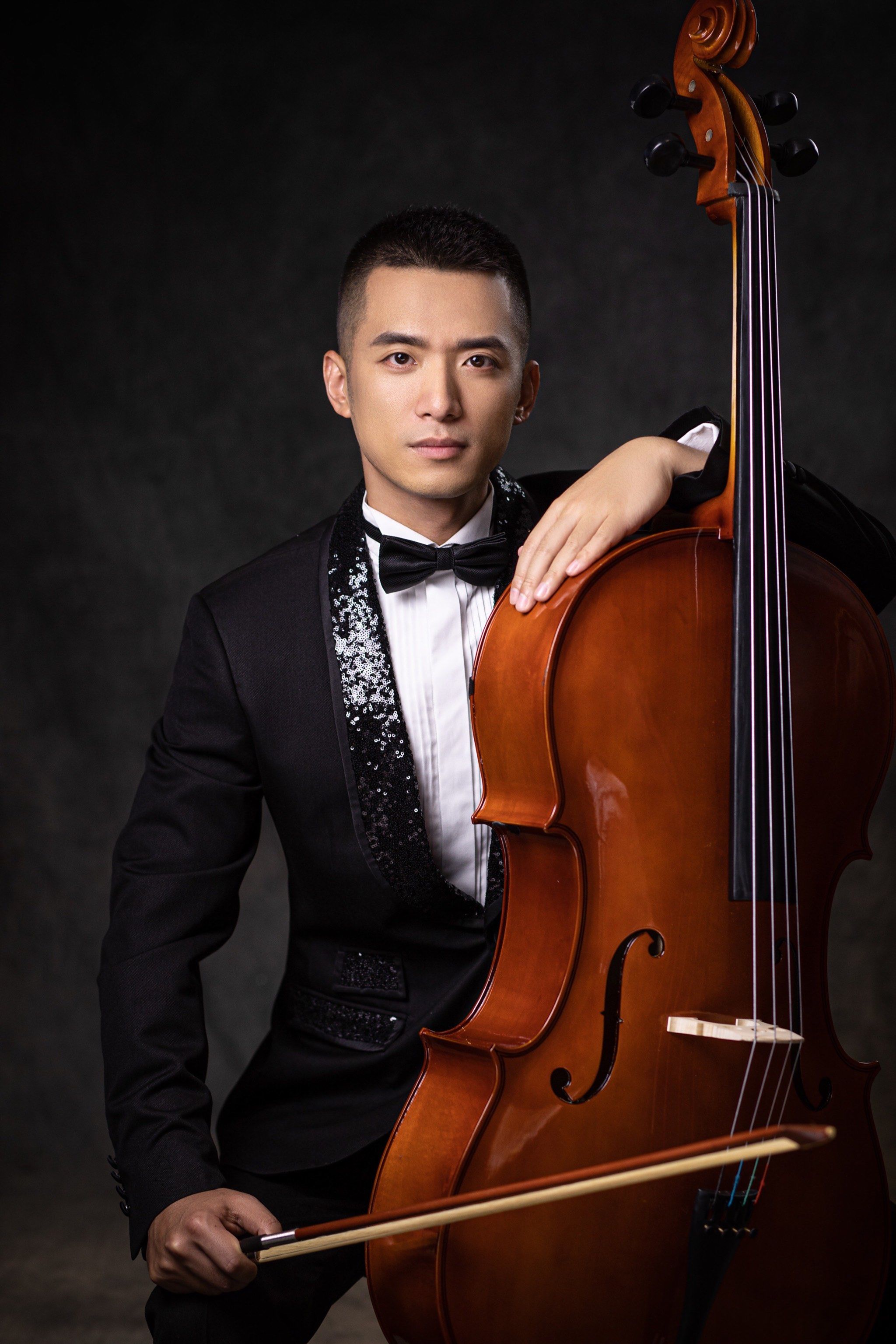 两张大提琴的肖像照,哪张适合做相框呢?