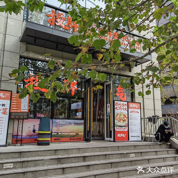 双人餐，正好两人团购了一份，套餐里还真丰富，有大虾