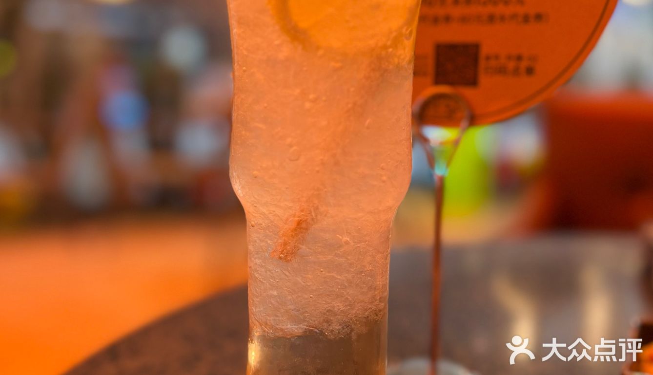 世豪二期里面洽个午饭。来吃这家新开的餐酒吧