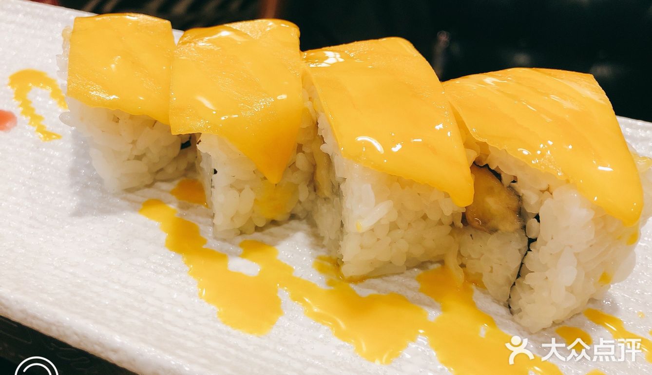 有肉，寿司，大酱汤，石锅拌饭。一定能吃饱吃好