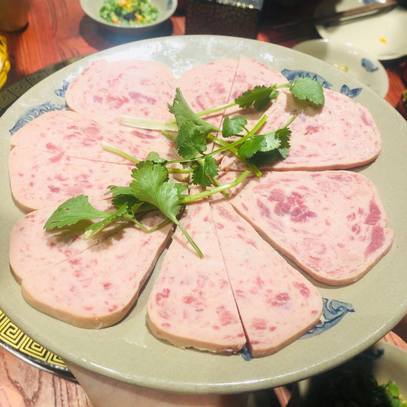 【看見肉的午餐肉】:擺盤好看,像花瓣,幾棵香菜點綴.