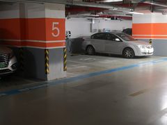 -绿地缤纷城-停车场