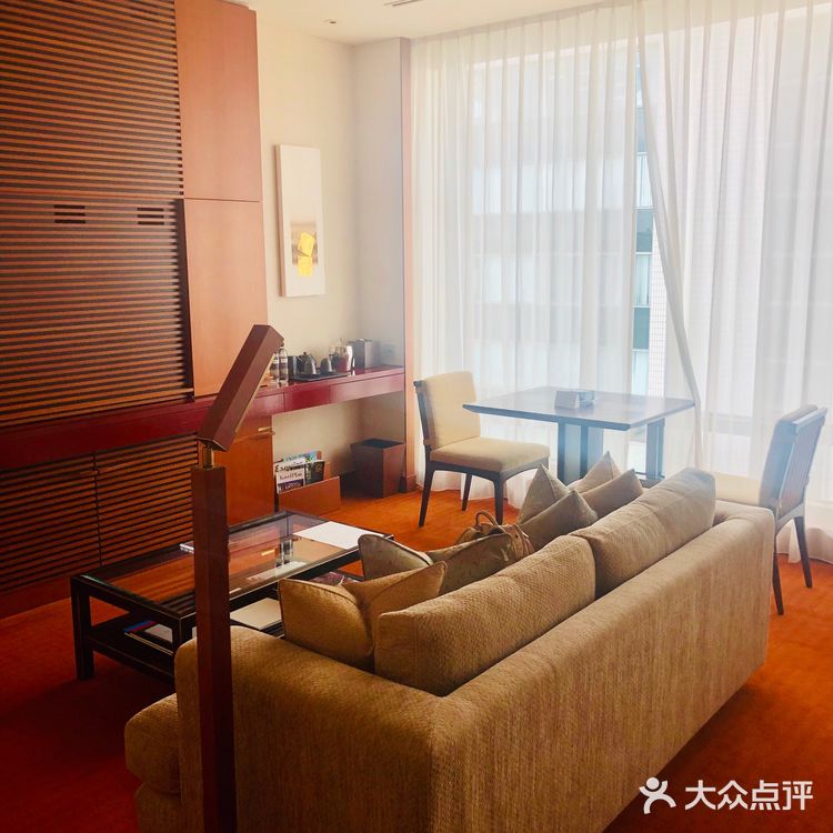 酒店地理位置非常优越，门前两条地铁线路，步行距离三分