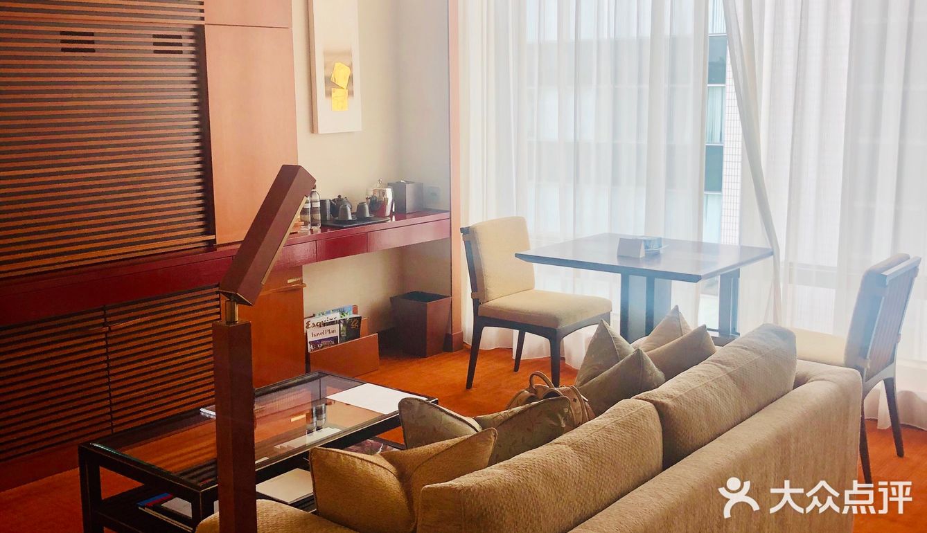 酒店地理位置非常优越，门前两条地铁线路，步行距离三分