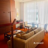 酒店地理位置非常优越，门前两条地铁线路，步行距离三分