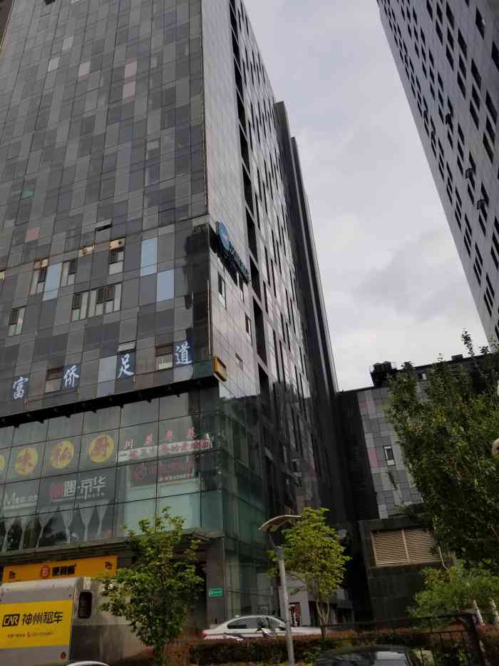 宇飞大厦-"宇飞大厦跟天恒大厦屹立在东直门外大街,两.