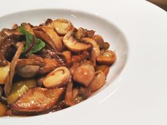 牛肝菌鸳鸯草菇焖茄子-宝丽轩中餐厅BAOLIXUAN