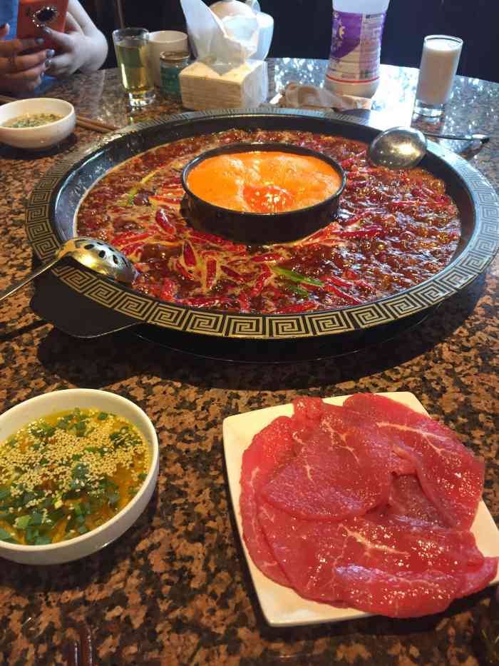 又一村老火锅(烈士墓店)-"烈士墓老店了,火锅店和中餐店,以前住这边.