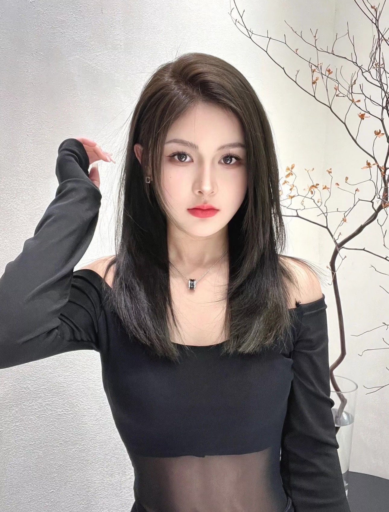 现在都很流行锁骨骨发型的,锁骨发型就是一