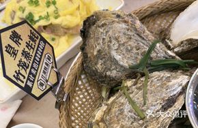 Steamed Fresh Oysters in Bamboo Basket (Half Dozen)