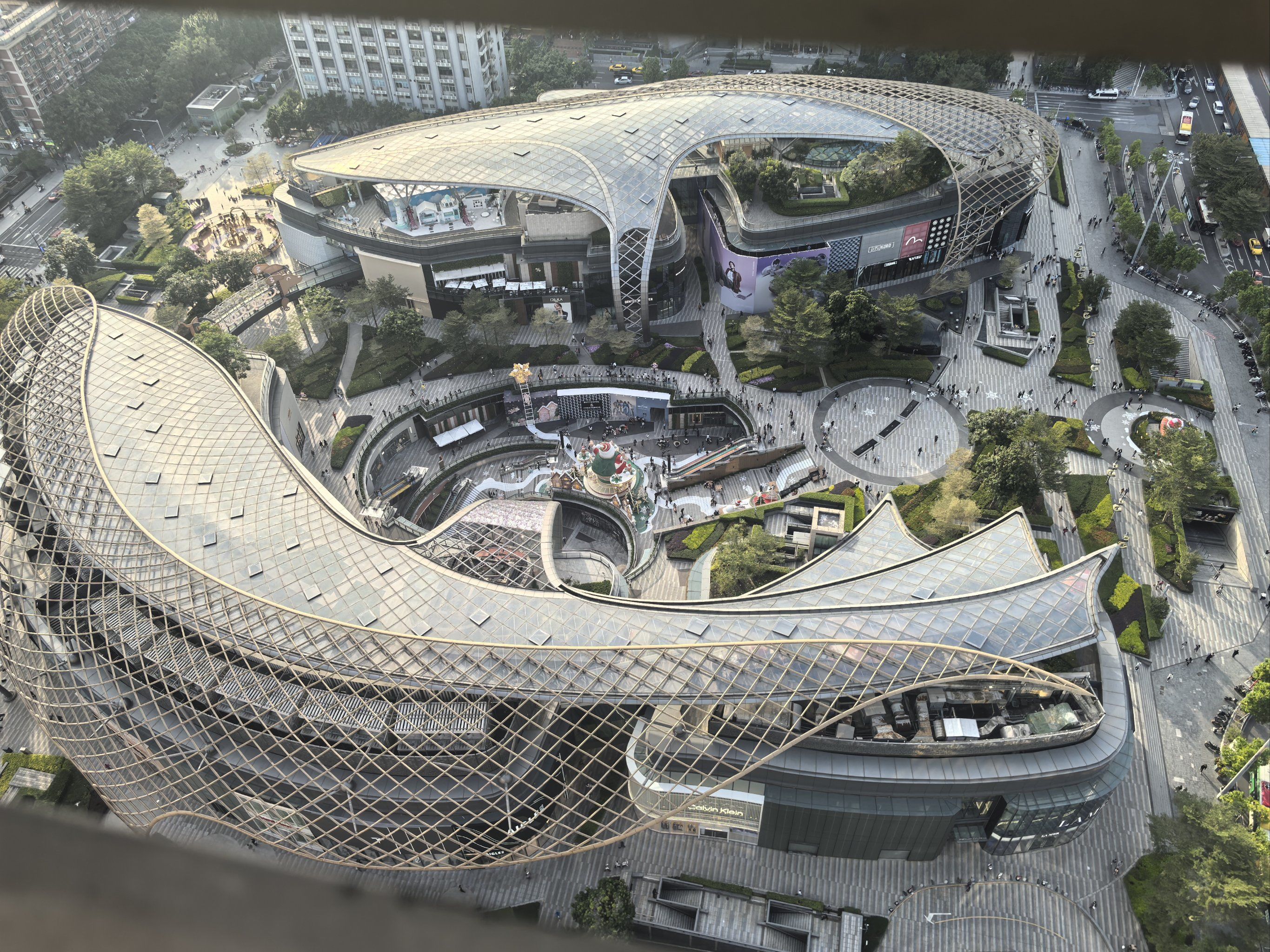 天环在中轴线的正中间,真的是把风水用到了极致啊,屋顶是两条锦鲤,看