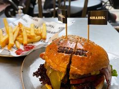 美式经典牛肉汉堡-shark burger·鲨鱼汉堡(交子大道店)