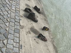 -多瑙河畔鞋履雕塑